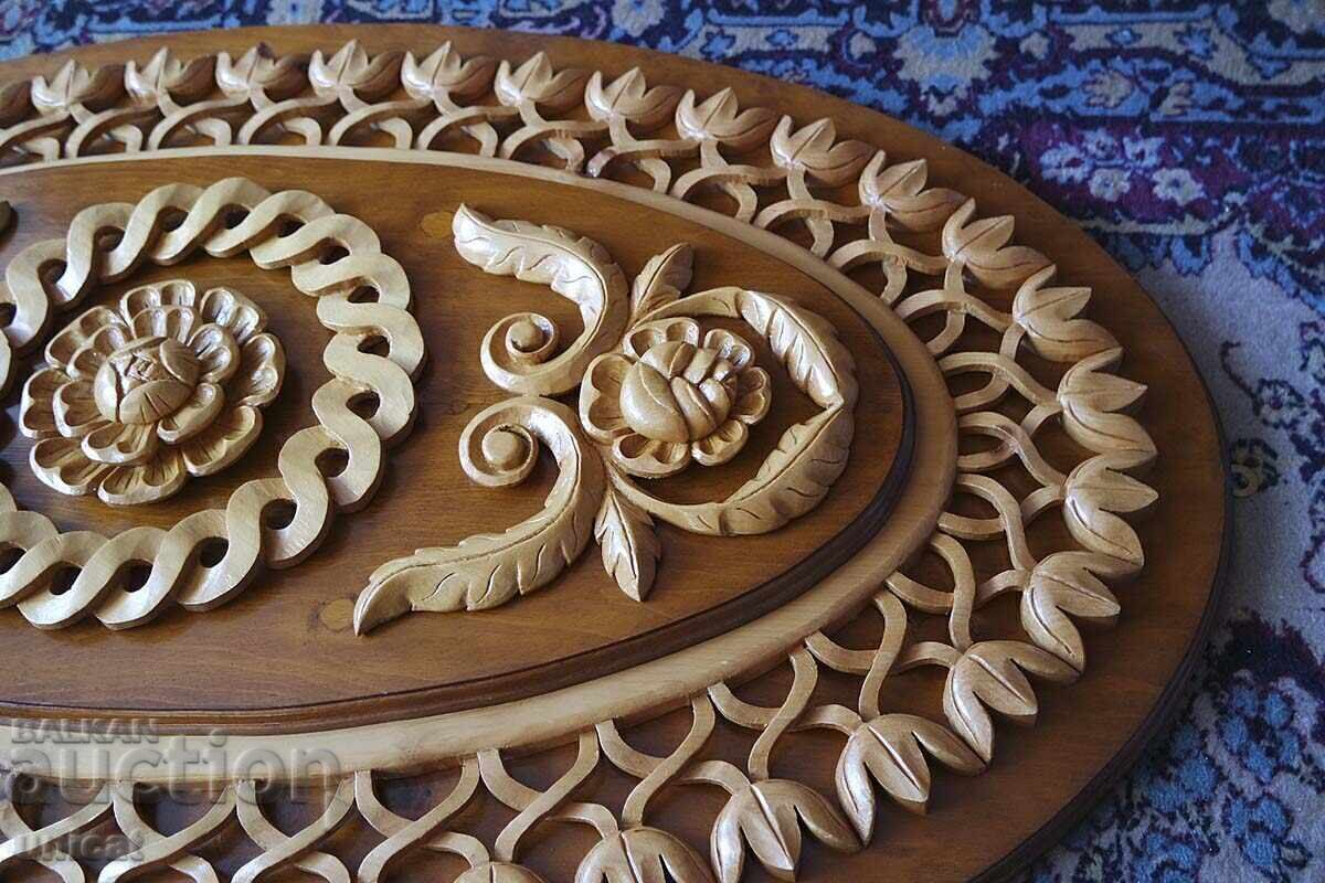 Licitație Rozetă - elipsă, sculptură în lemn pentru decorarea tavanului Licitație Rozetă - elipsă, sculptură în lemn pentru decorarea tavanului
