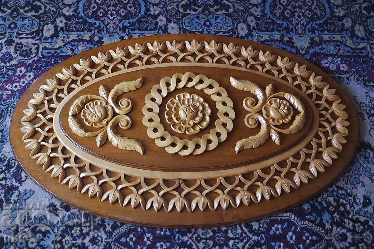 Rozetă - elipsă, sculptură în lemn pentru decorarea tavanului Rozetă - elipsă, sculptură în lemn pentru decorarea tavanului