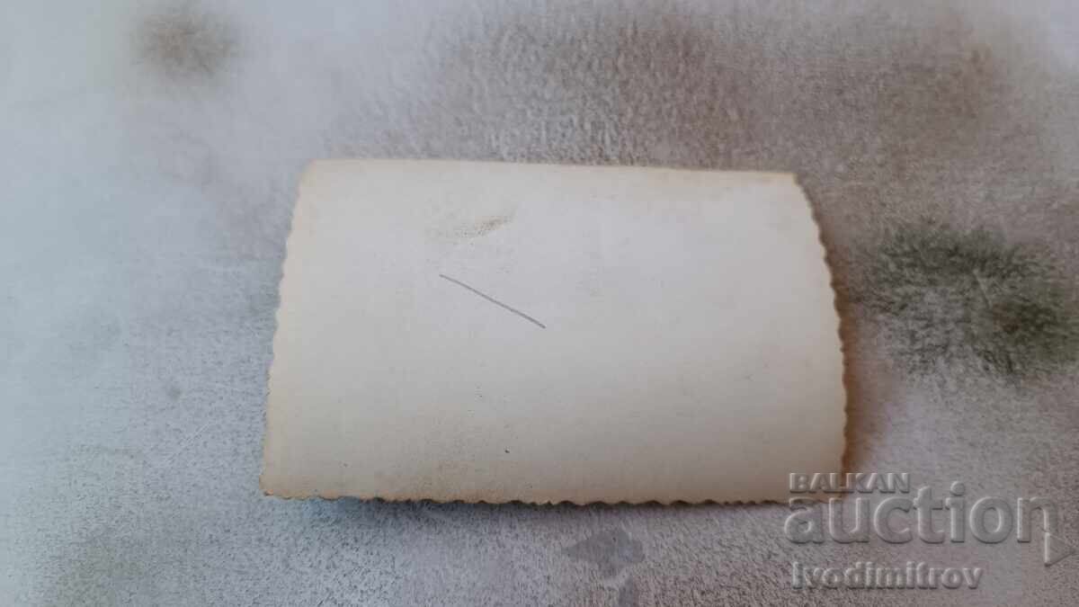 Φωτογραφία Νεαρός άνδρας στην παραλία με τιμή 1.65 BGN | € 0.84