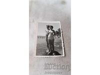 Photo Man and woman on a stone on the seashore