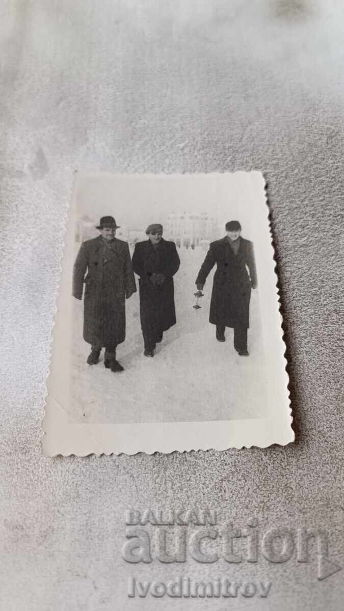 Photo Pleven Three men going ice skating in winter