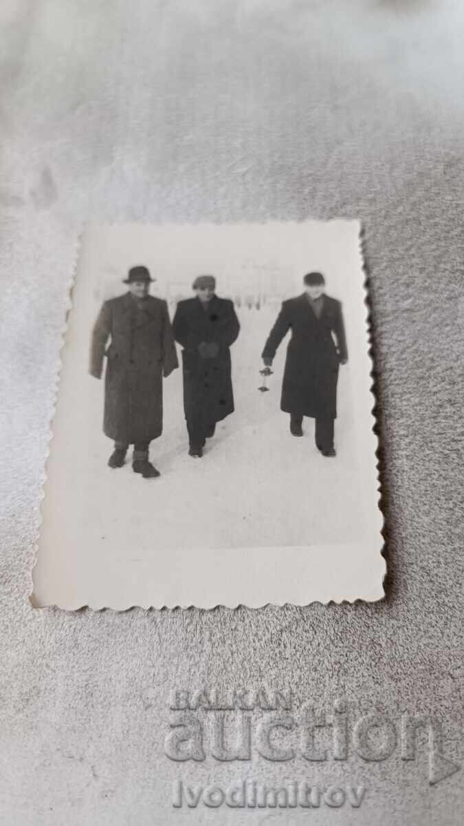 Photo Pleven Three men going ice skating in winter