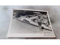 Photo Kostenets Boy on a wooden bridge over a river