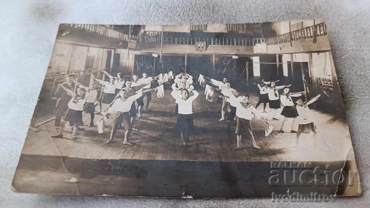 Снимка Пловдивъ Момичета в салона на Тракийски Юнакъ 1927