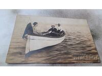 Photo Two men and a woman in a boat for walks in the sea