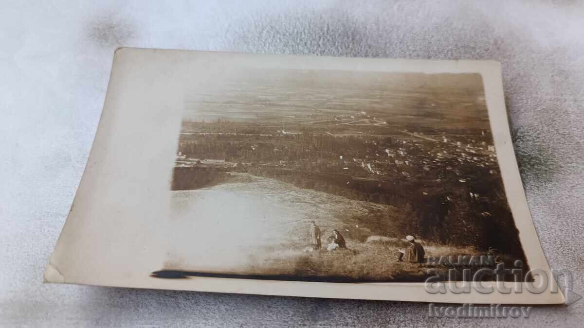 Photo Officer and two young girls over the city