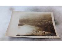 Photo Officer and two young girls over the city