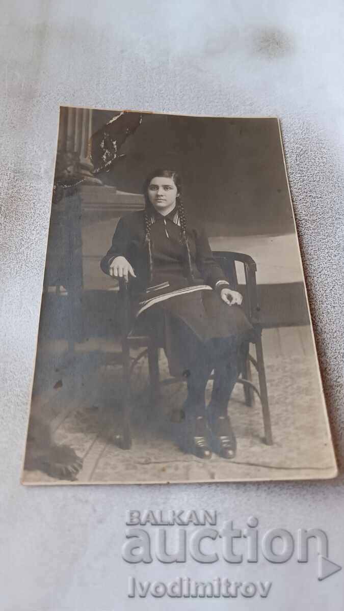 Photo Young girl sitting on a chair