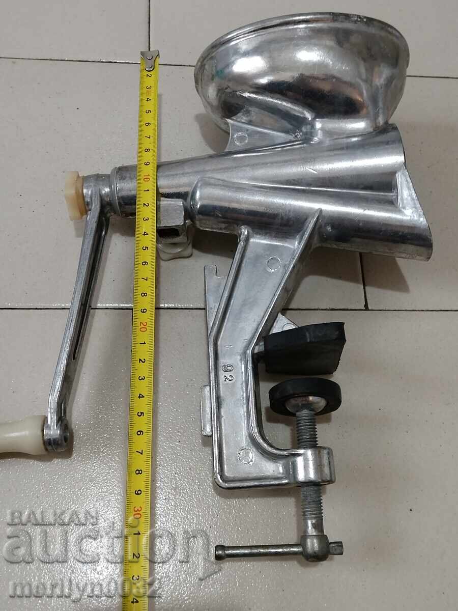 Стара машинка за цедене плодове и зеленчуци СССР мелачка с цена 59.00 лв. | € 30.17 Стара машинка за цедене плодове и зеленчуци СССР мелачка с цена 59.00 лв. | € 30.17