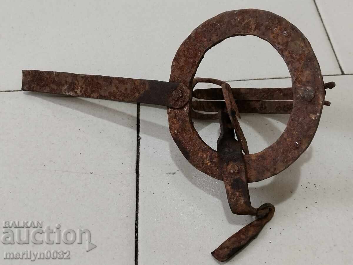 Licitație Capcană veche forjată manual, primitivă din fier forjat Licitație Capcană veche forjată manual, primitivă din fier forjat
