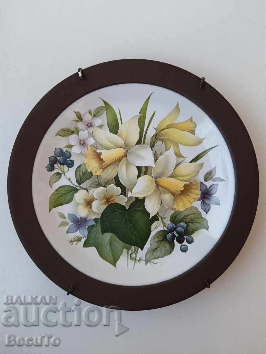 Decorative wall plate with daffodils, England, like new