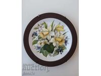 Decorative wall plate with daffodils, England, like new