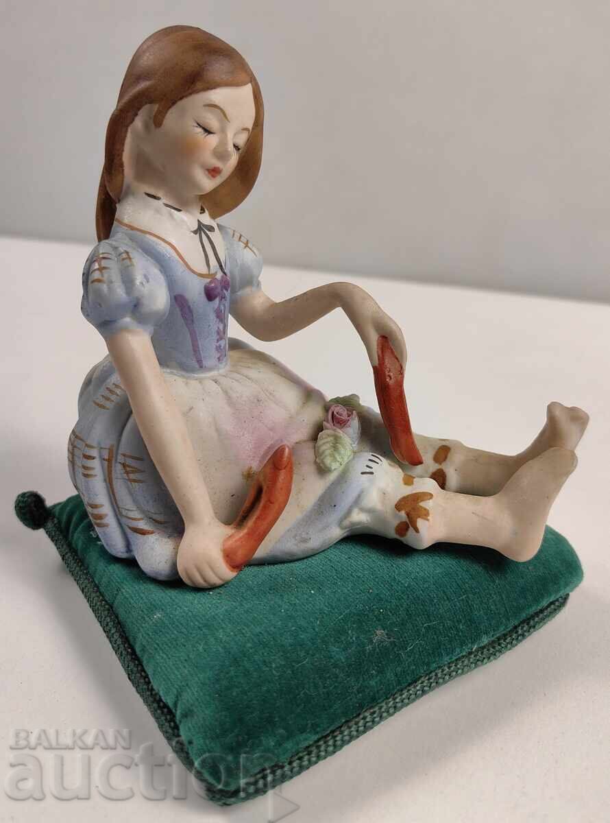 Auction BAREFOOT GIRL PORCELAIN FIGURE PORCELAIN STATUETTE Auction BAREFOOT GIRL PORCELAIN FIGURE PORCELAIN STATUETTE