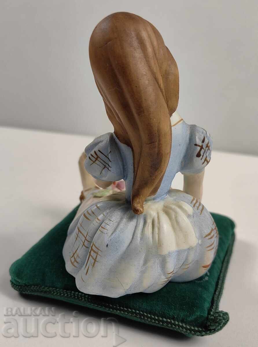 Delivery of BAREFOOT GIRL PORCELAIN FIGURE PORCELAIN STATUETTE Delivery of BAREFOOT GIRL PORCELAIN FIGURE PORCELAIN STATUETTE