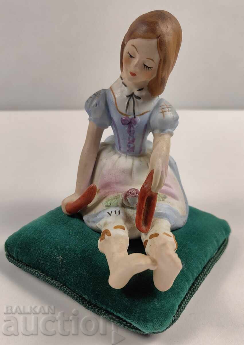 BAREFOOT GIRL PORCELAIN FIGURE PORCELAIN STATUETTE - 6 BAREFOOT GIRL PORCELAIN FIGURE PORCELAIN STATUETTE - 6