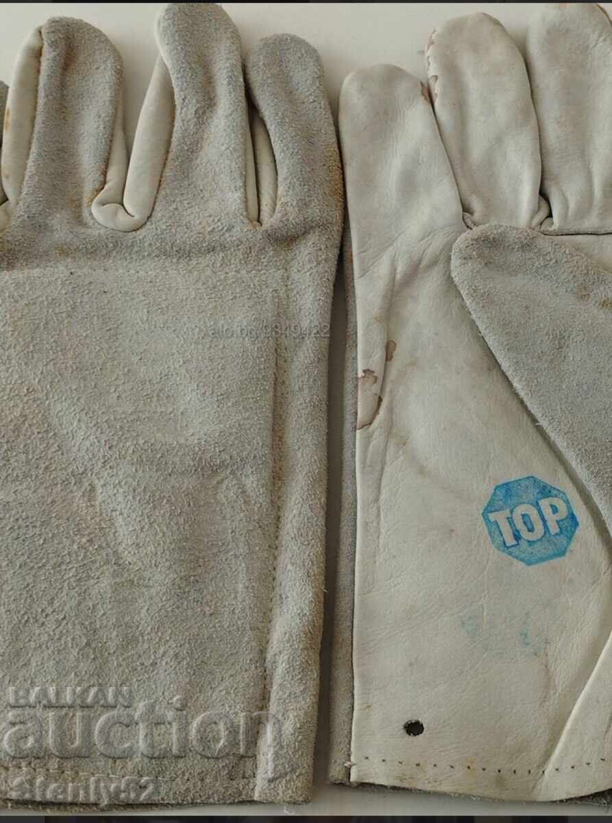 Auction XXL suede work gloves. Auction XXL suede work gloves.