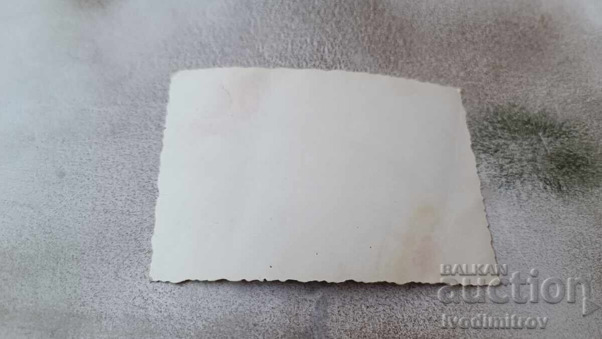 Foto Fată tânără pe stradă cu preț 1.65 BGN | € 0.84 Foto Fată tânără pe stradă cu preț 1.65 BGN | € 0.84