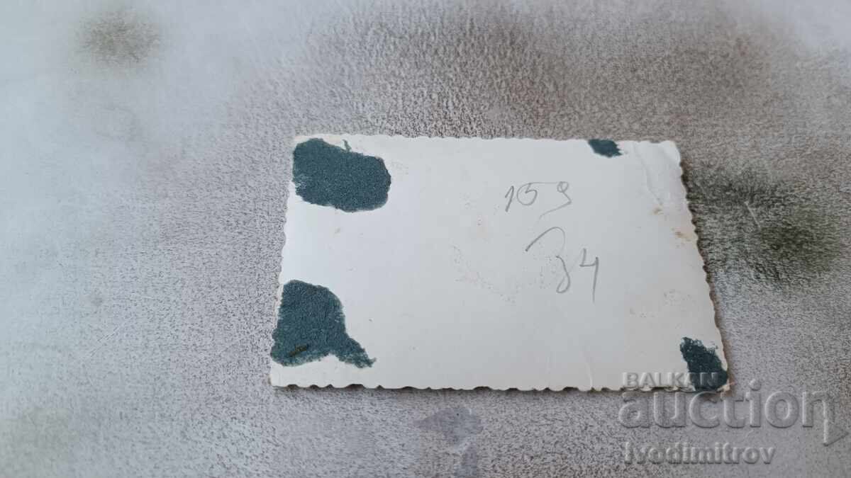 Снимка Малко момиченце с народна носия с цена 1.45 лв. | € 0.74 Снимка Малко момиченце с народна носия с цена 1.45 лв. | € 0.74