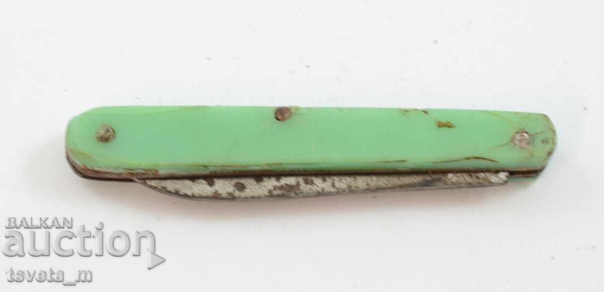 Ένα μικρό μαχαίρι τσέπης Ένα μικρό μαχαίρι τσέπης