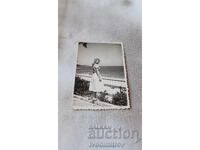 Photo Young girl on a promenade by the sea