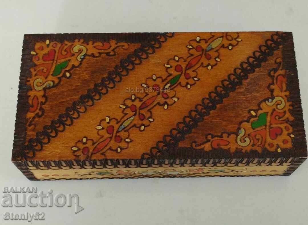 Παράδοση Παλιό ξύλινο πυρογραφημένο κουτί από τη Σώτσα. Παράδοση Παλιό ξύλινο πυρογραφημένο κουτί από τη Σώτσα.