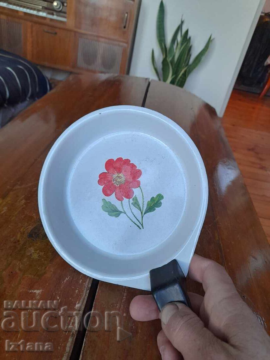 Old enameled omelet pan, pan with price 22.00 BGN | € 11.25 Old enameled omelet pan, pan with price 22.00 BGN | € 11.25