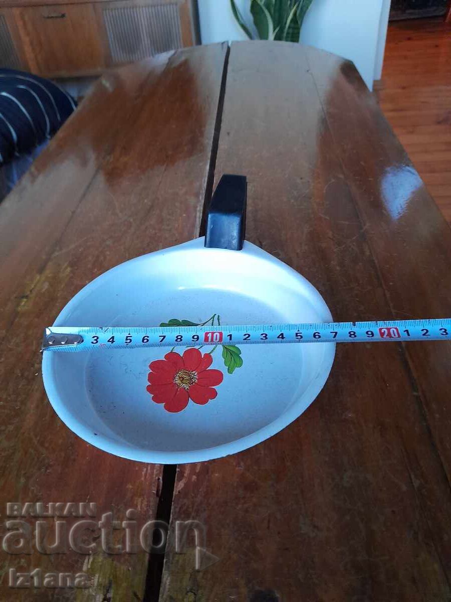 Delivery of Old enameled omelet pan, pan Delivery of Old enameled omelet pan, pan