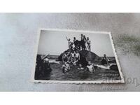 Photo Boys and young men on a rock in the sea