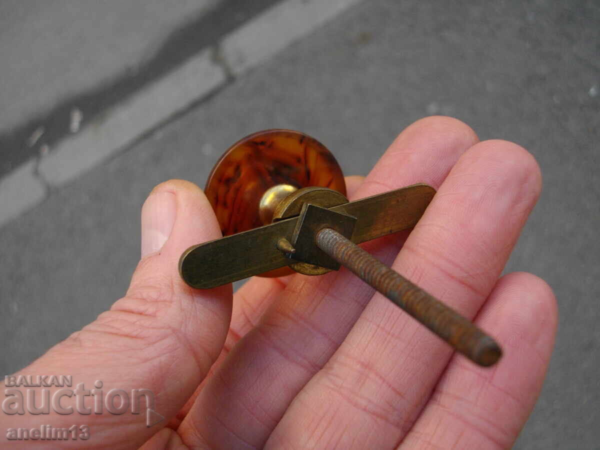 MÂNĂ VECHIĂ CHHLIBUL BAKELIT CATALIN cu preț 35.00 BGN | € 17.90 MÂNĂ VECHIĂ CHHLIBUL BAKELIT CATALIN cu preț 35.00 BGN | € 17.90