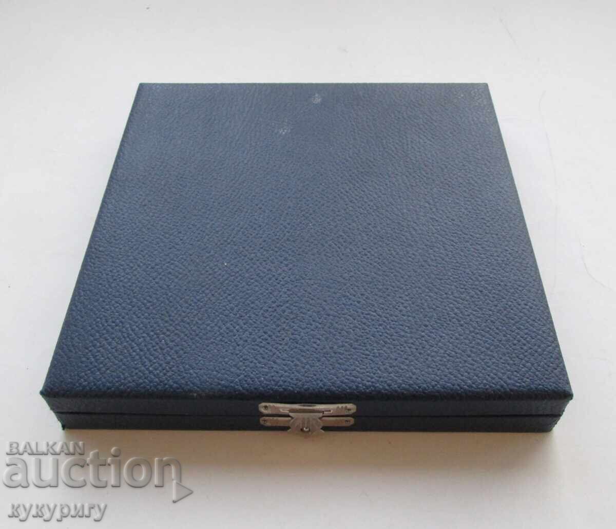 Παλιά Πλακέτα Μεταλλίου Meissen Academy of Sciences GDR με τιμή 65.00 BGN | € 33.23 Παλιά Πλακέτα Μεταλλίου Meissen Academy of Sciences GDR με τιμή 65.00 BGN | € 33.23