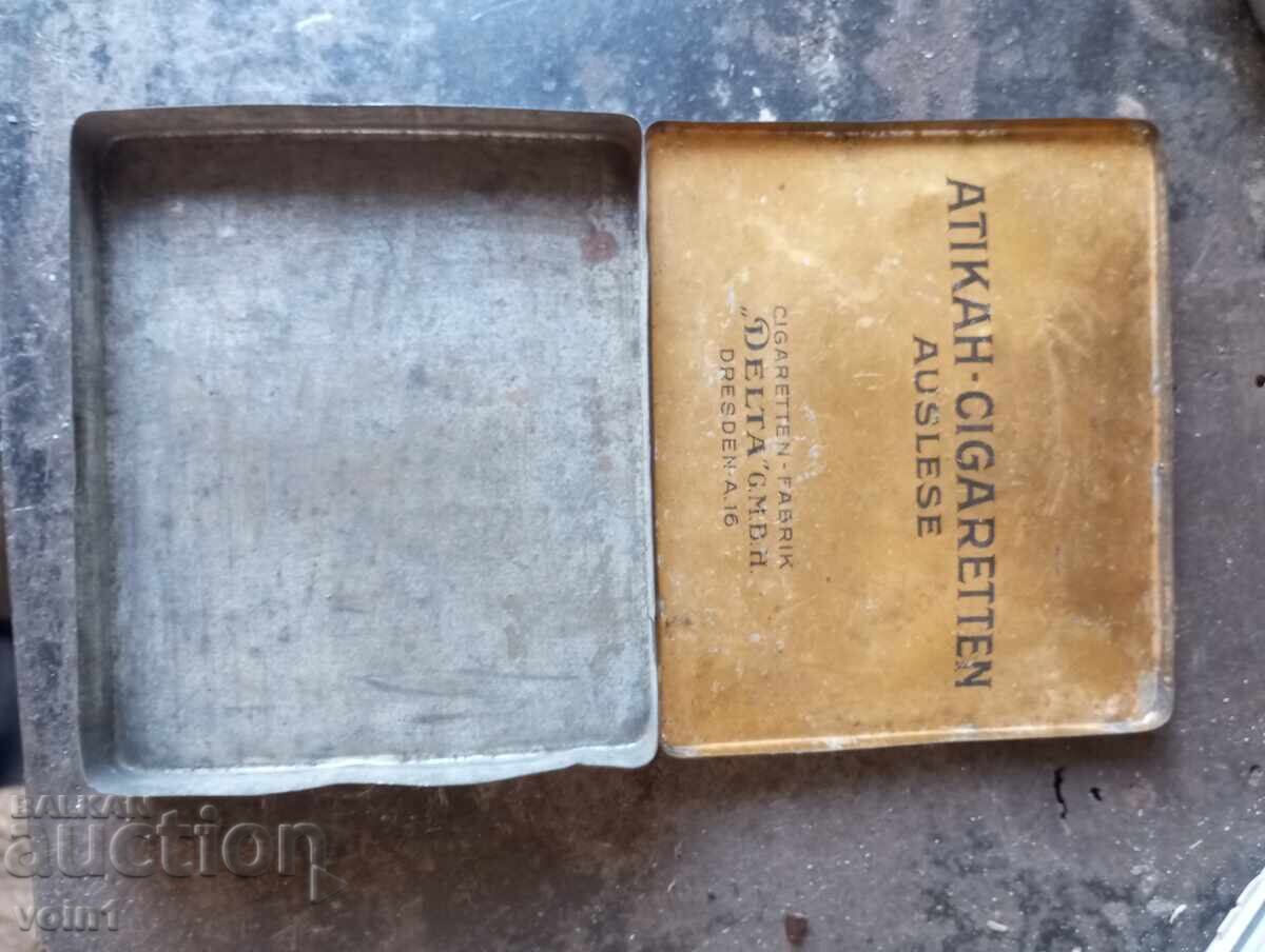 Auction  Metal cigarette box