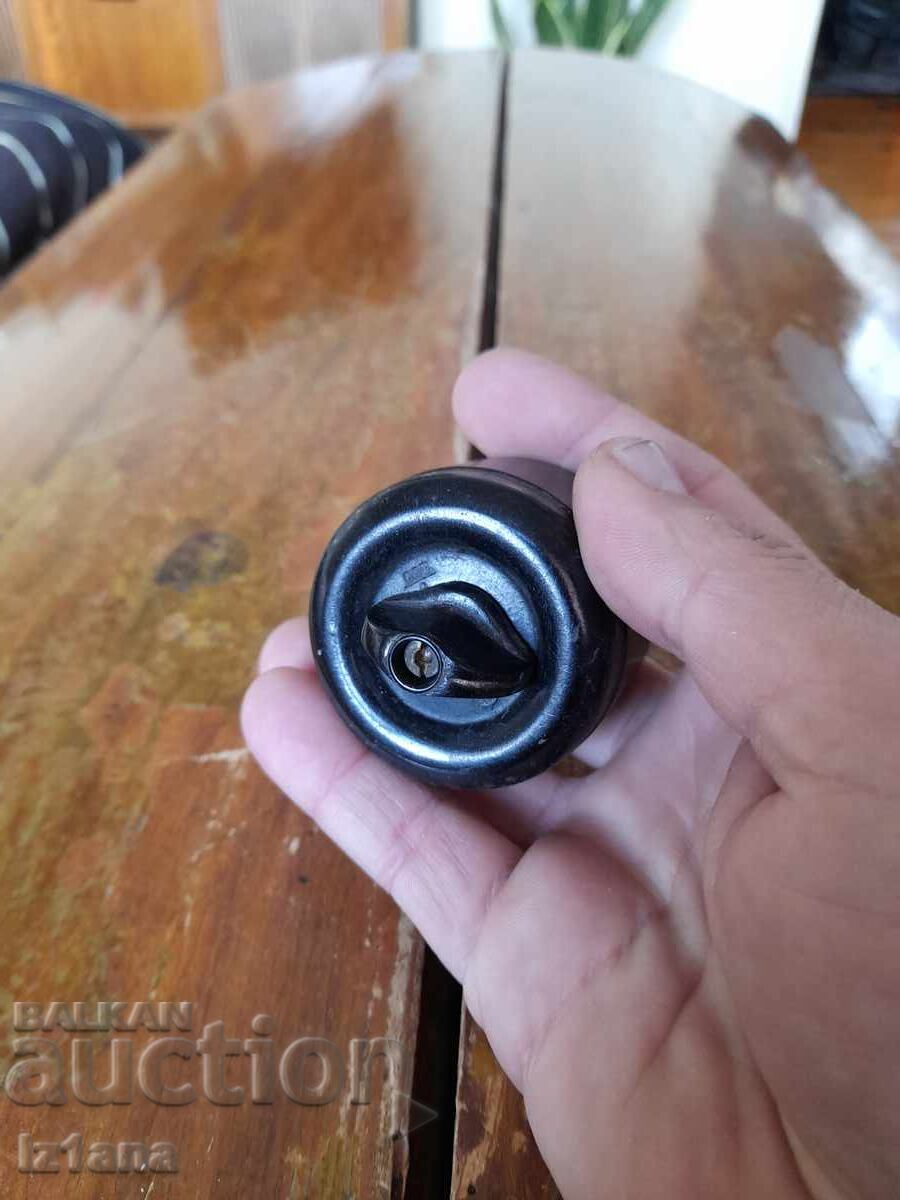 Întrerupător electric vechi cu preț 12.00 BGN | € 6.14