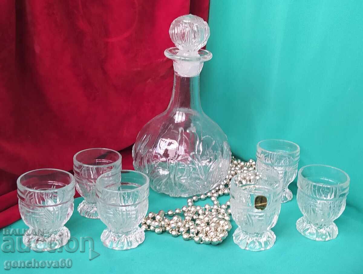 Licitație Serviciu de cristal ROYAL, carafă, pahare în cutie Licitație Serviciu de cristal ROYAL, carafă, pahare în cutie