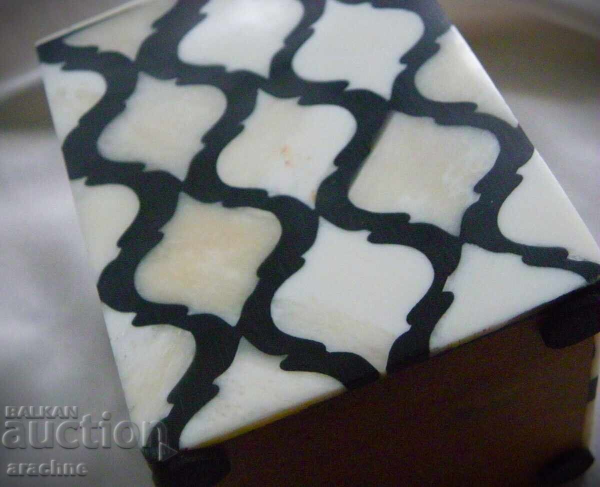 Delivery of Indonesian box lined with water buffalo bone and horn Delivery of Indonesian box lined with water buffalo bone and horn