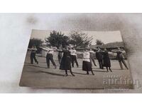 Photo Men and young girls playing gymnastics