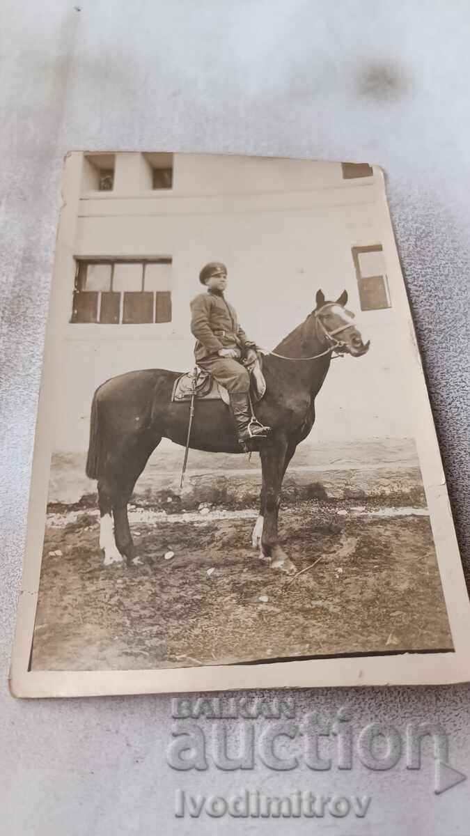Αξιωματικοί φωτογραφιών σε ένα μαύρο άλογο Αξιωματικοί φωτογραφιών σε ένα μαύρο άλογο