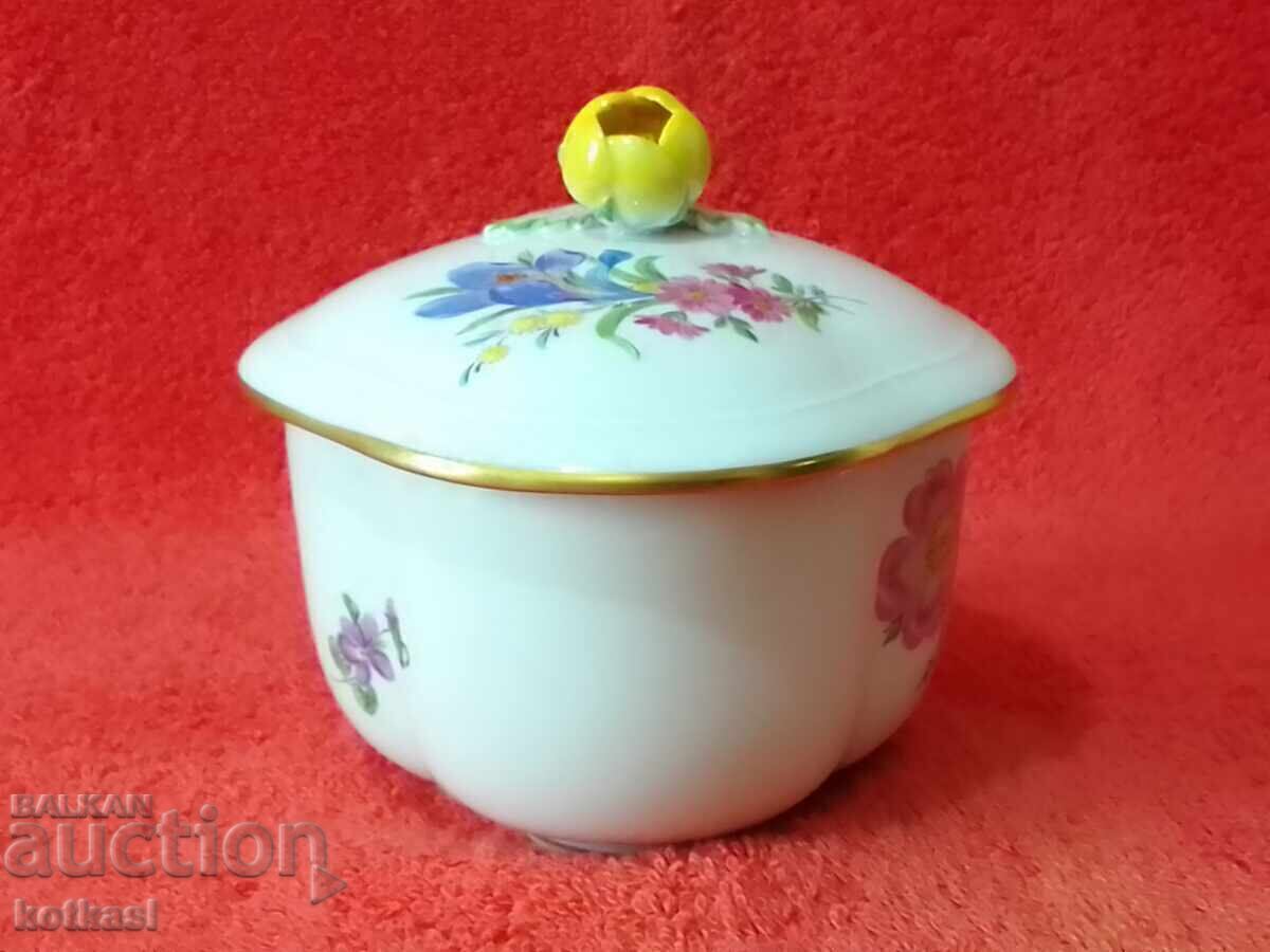 Vechi vas din porțelan Germania flori Meissen Meissen aurire cu preț 285.50 BGN | € 145.97 Vechi vas din porțelan Germania flori Meissen Meissen aurire cu preț 285.50 BGN | € 145.97