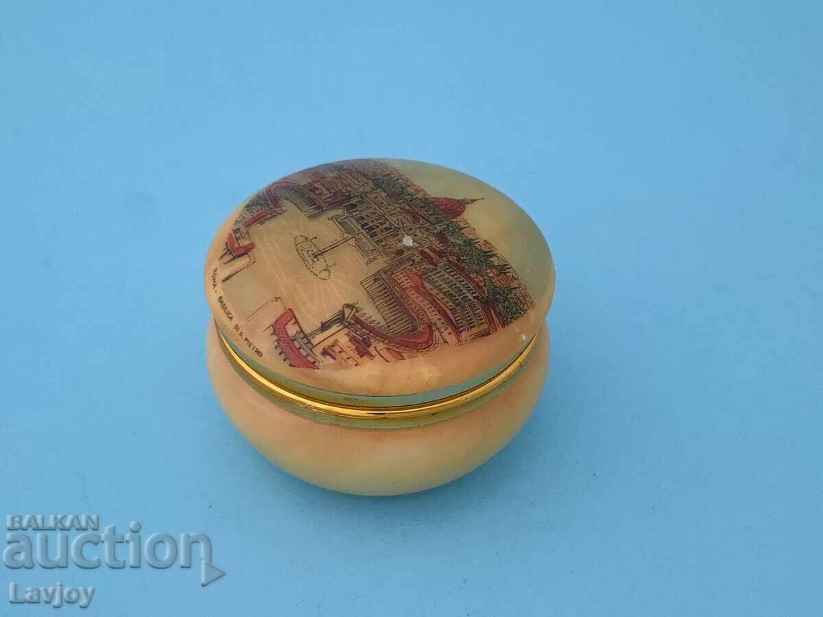 Delivery of Italian jewelry box from 1950. Delivery of Italian jewelry box from 1950.