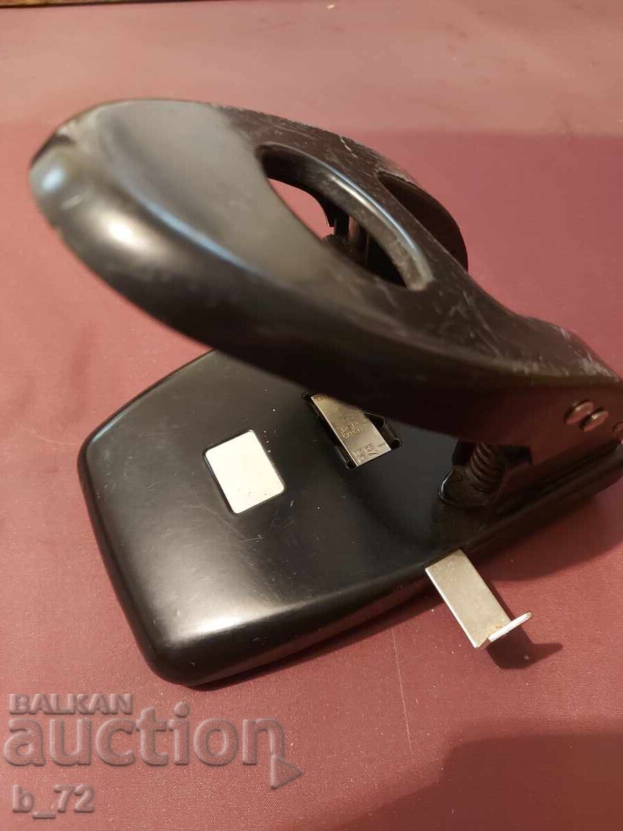 Стар масивен и голям перфоратор с цена 25.00 лв. | € 12.78