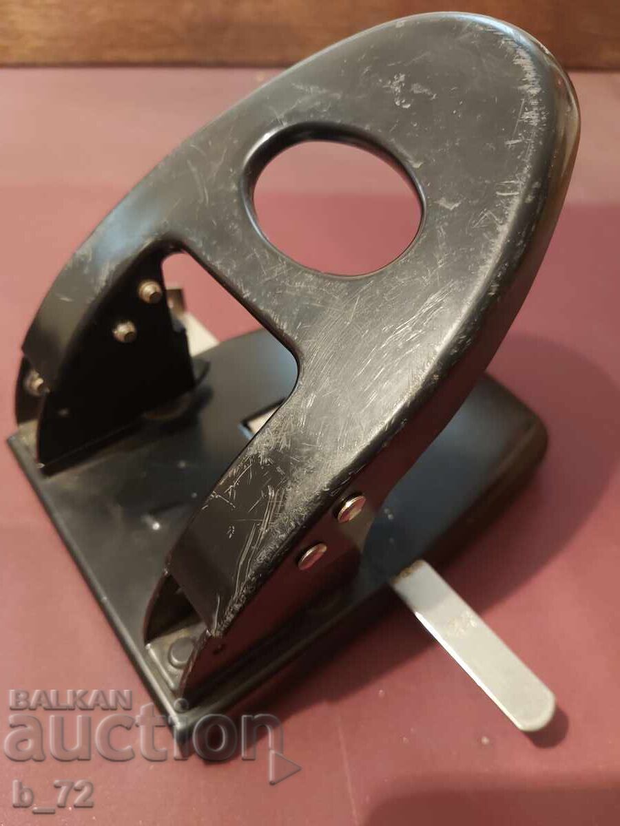 Доставка на Стар масивен и голям перфоратор