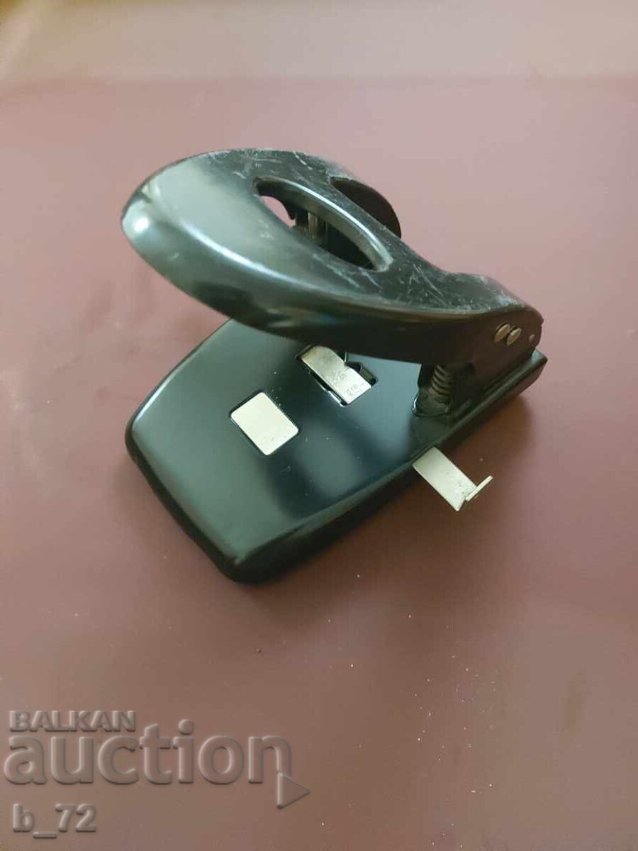 Стар масивен и голям перфоратор