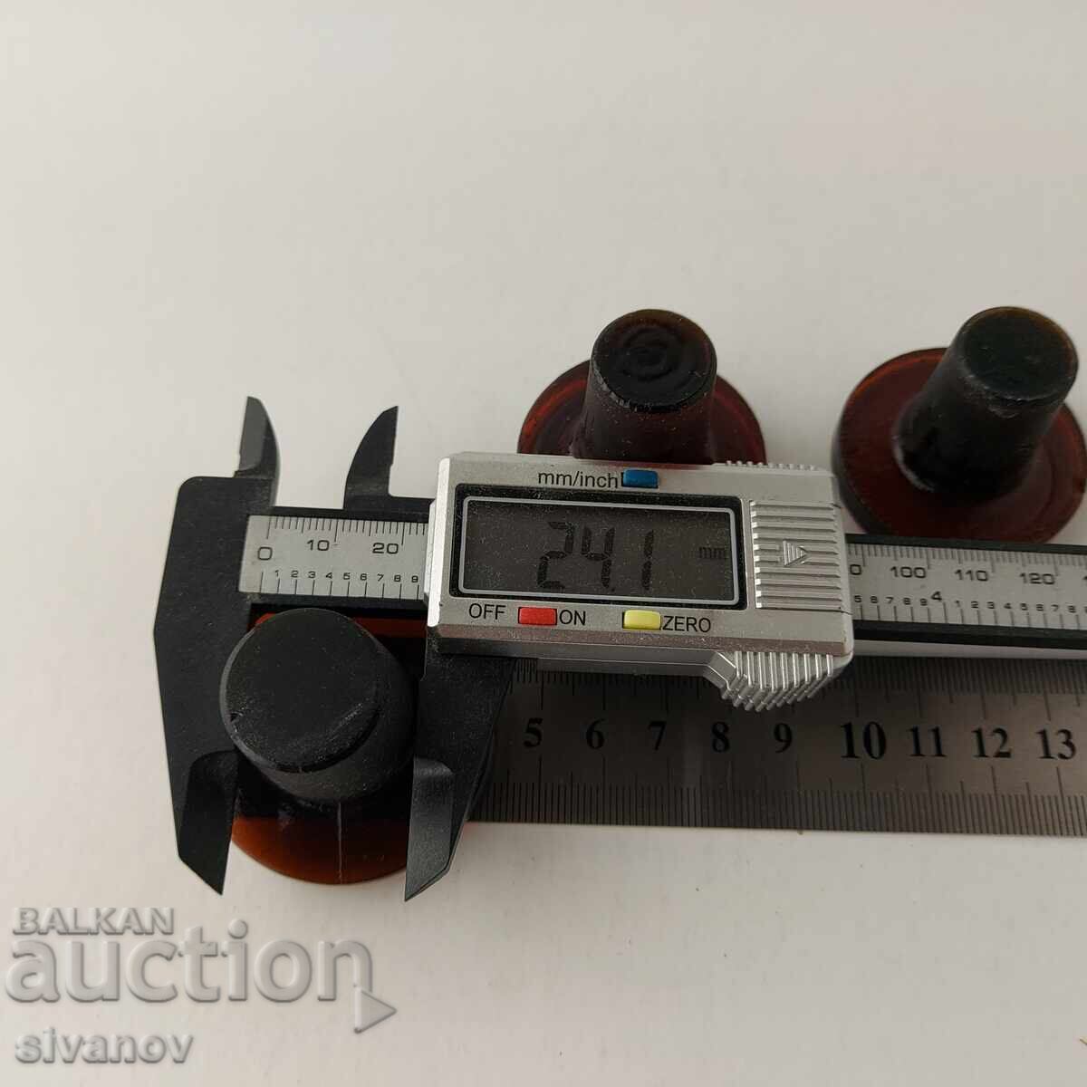 Delivery of Lot of 3 glass stoppers for apothecary bottles B0026 Delivery of Lot of 3 glass stoppers for apothecary bottles B0026