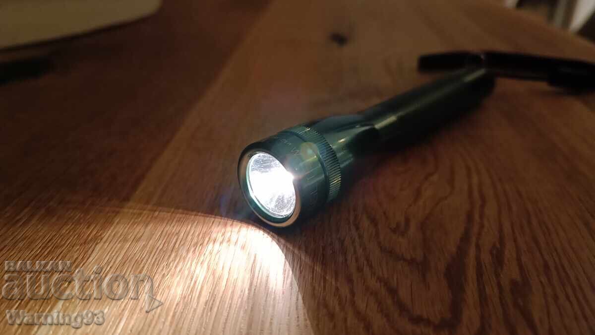 Metal small flashlight - Mini MagLite - Made in USA - 6