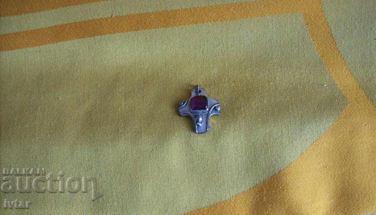 Παλαιός ελληνικός ασημένιος σταυρός με γρανάτη Παλαιός ελληνικός ασημένιος σταυρός με γρανάτη