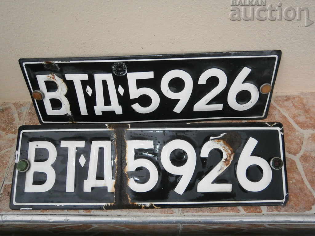 Auction  Pair of old enameled car license plates from the 60s