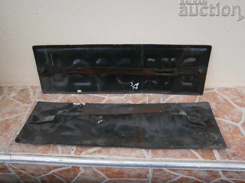 Delivery of Pair of old enameled car license plates from the 60s