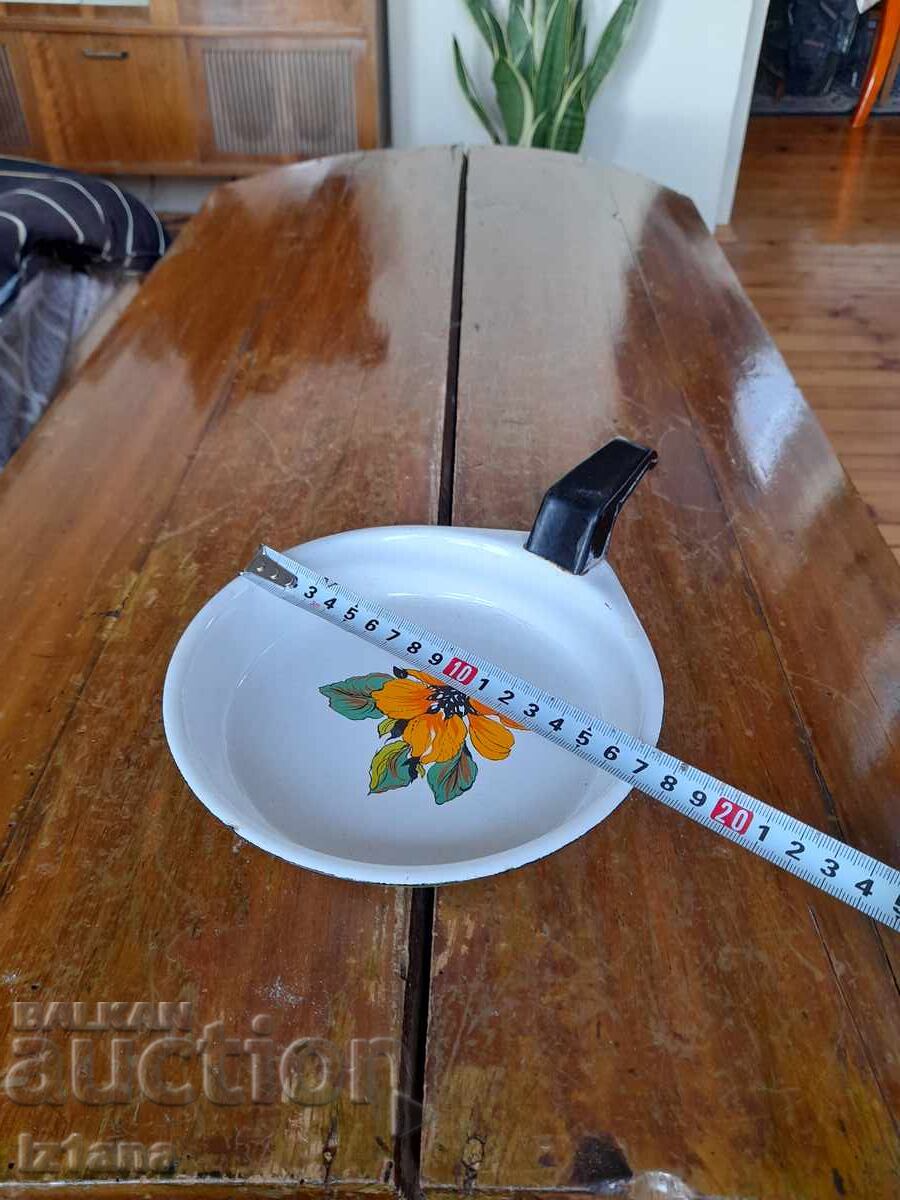 Delivery of Old enameled omelet pan, pan