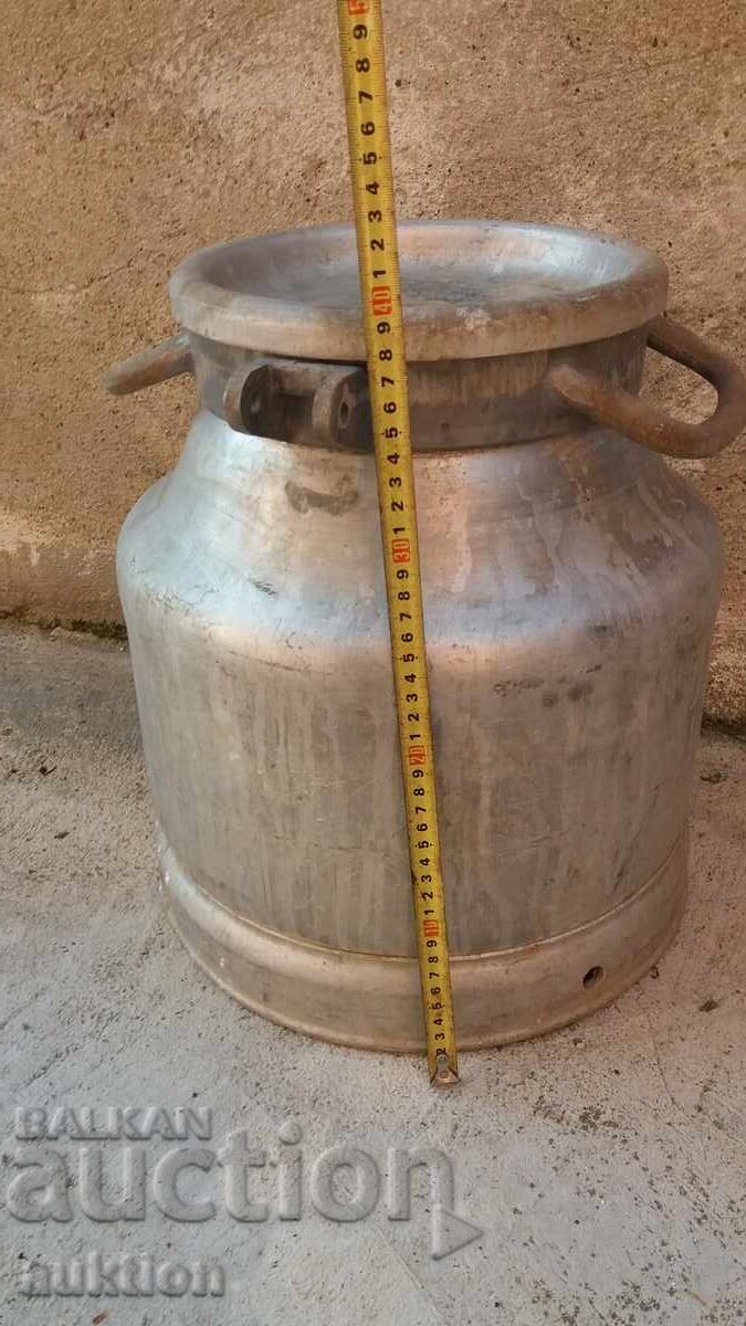 Auction  aluminum milk jug with lid 25 liters