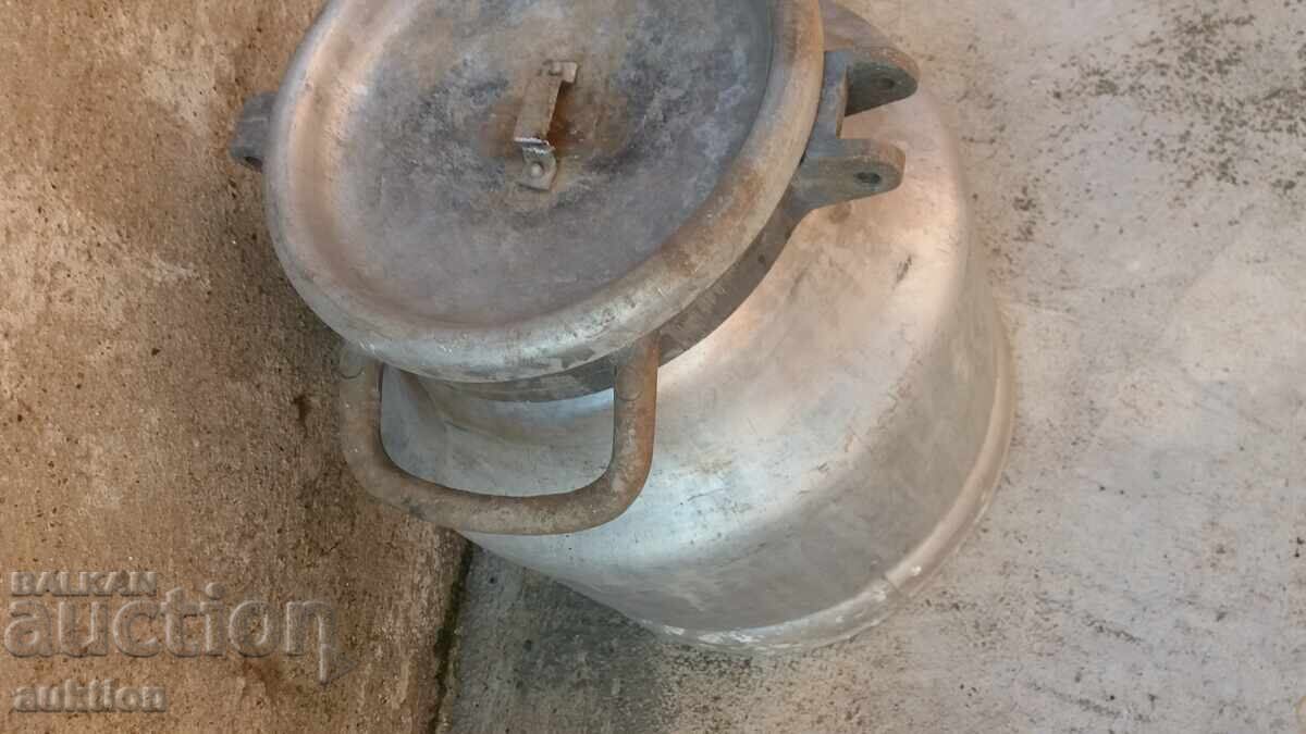 Delivery of aluminum milk jug with lid 25 liters