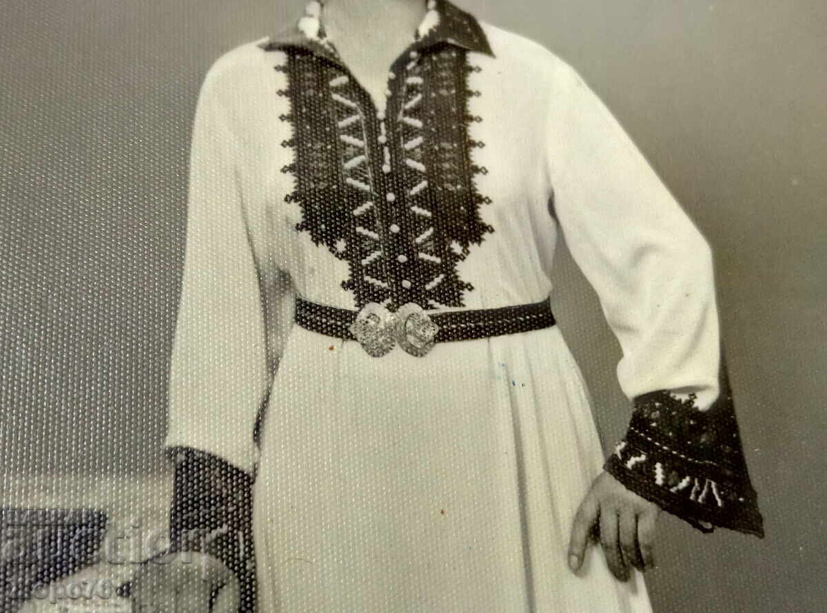 2 Παλιές ΦΩΤΟΓΡΑΦΙΕΣ ΒΟΥΛΓΑΡΑΣ με ΣΠΑΝΙΑ ΛΑΪΚΗ ΦΟΡΕΣΗ με ΠΑΦΤΙ με τιμή 15.00 BGN | € 7.67 2 Παλιές ΦΩΤΟΓΡΑΦΙΕΣ ΒΟΥΛΓΑΡΑΣ με ΣΠΑΝΙΑ ΛΑΪΚΗ ΦΟΡΕΣΗ με ΠΑΦΤΙ με τιμή 15.00 BGN | € 7.67